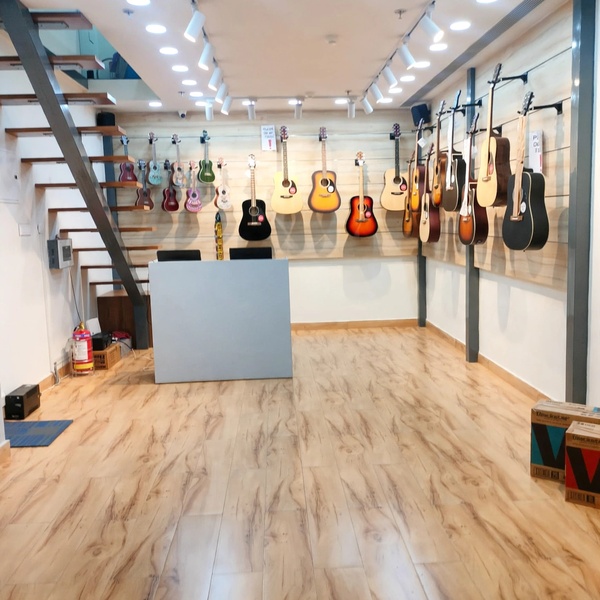 Contact_Walk_(600x600)_StoreInterior